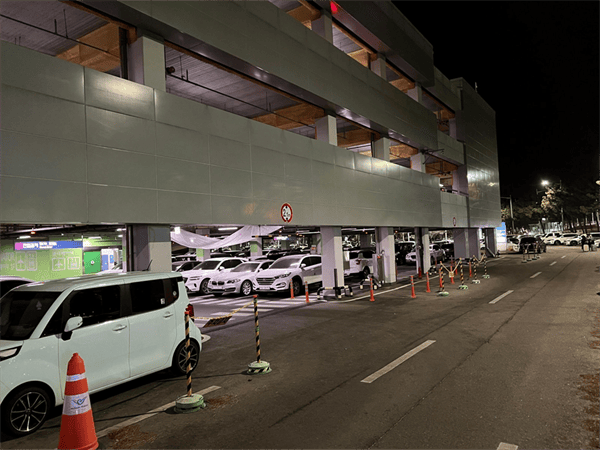 인천공항 P2 주차타워 외부와 일반 차량 이동 통로